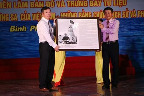 Exhibition on “Vietnam’s Hoang Sa and Truong Sa: Historical and legal evidence” opens in Binh Phuoc - ảnh 1